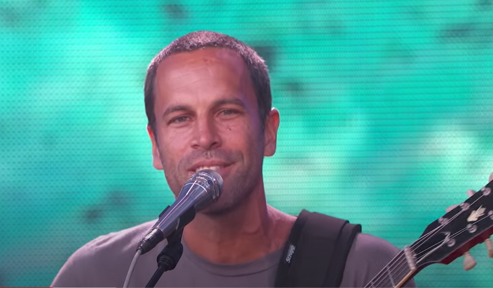 Jack Johnson, de 47 anos, anunciou, nesta quinta-feira, dia 27, tr&ecirc;s shows no Brasil em janeiro de 2023