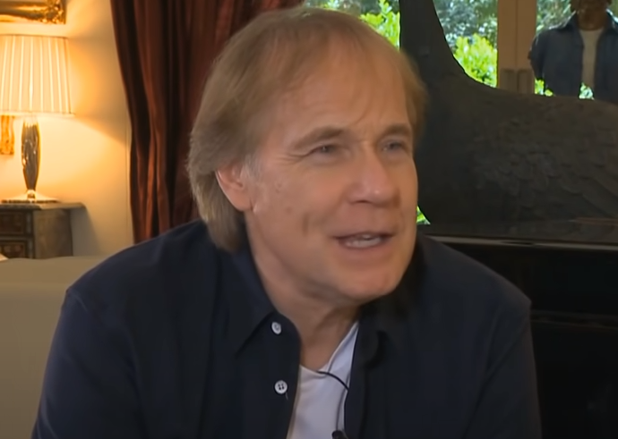 O pianista franc&ecirc;s Richard Clayderman, de 69 anos, e mais de 40 de carreira, nem pensa em se afastar da m&uacute;sica rom&acirc;ntica