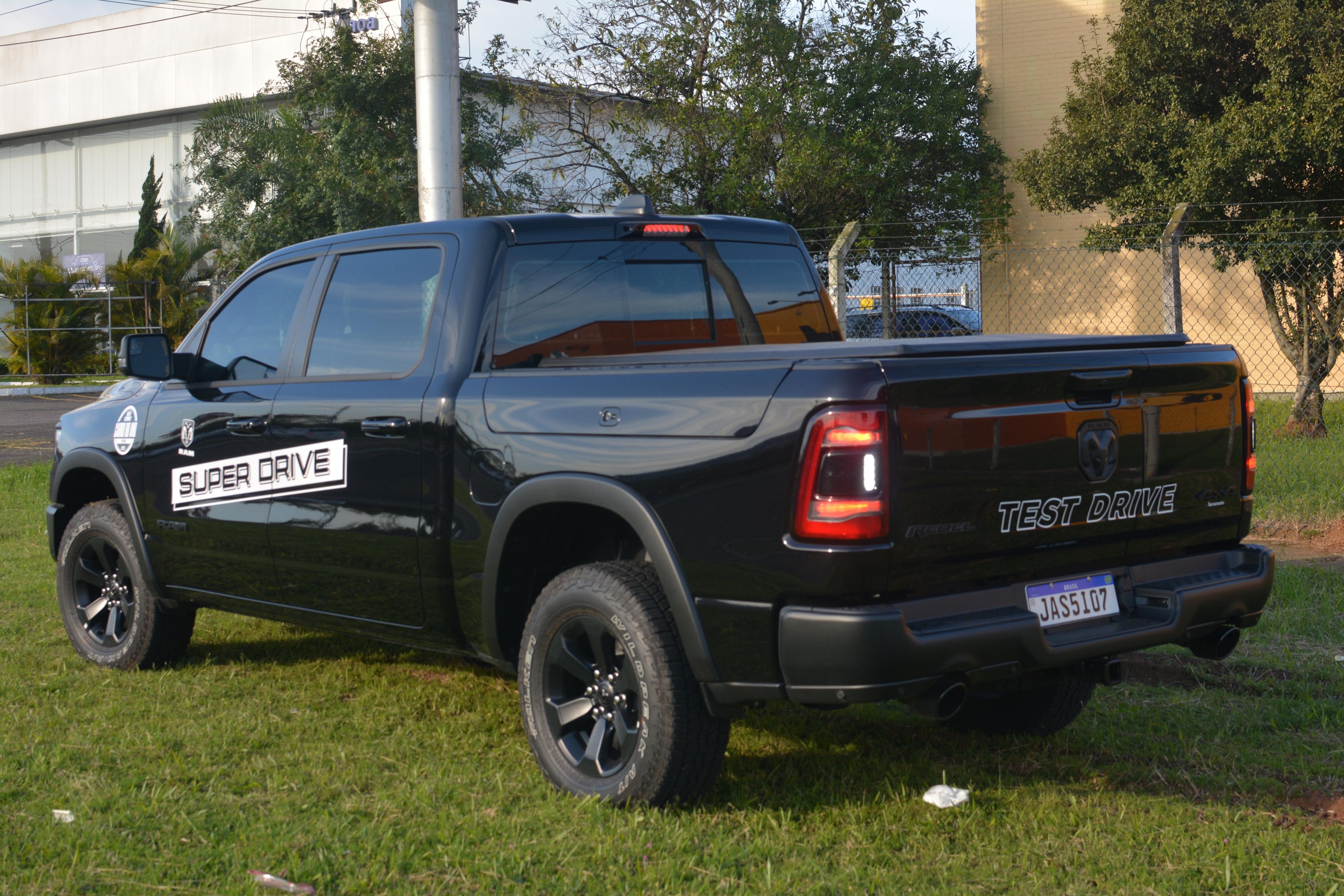 Com seis metros de comprimento e 1.619 kg, RAM 1500 tem voca&ccedil;&atilde;o rural