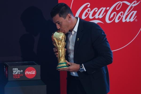 Chegada da ta&ccedil;a no pa&iacute;s contou com a presen&ccedil;a do ex-zagueiro brasileiro L&uacute;cio
