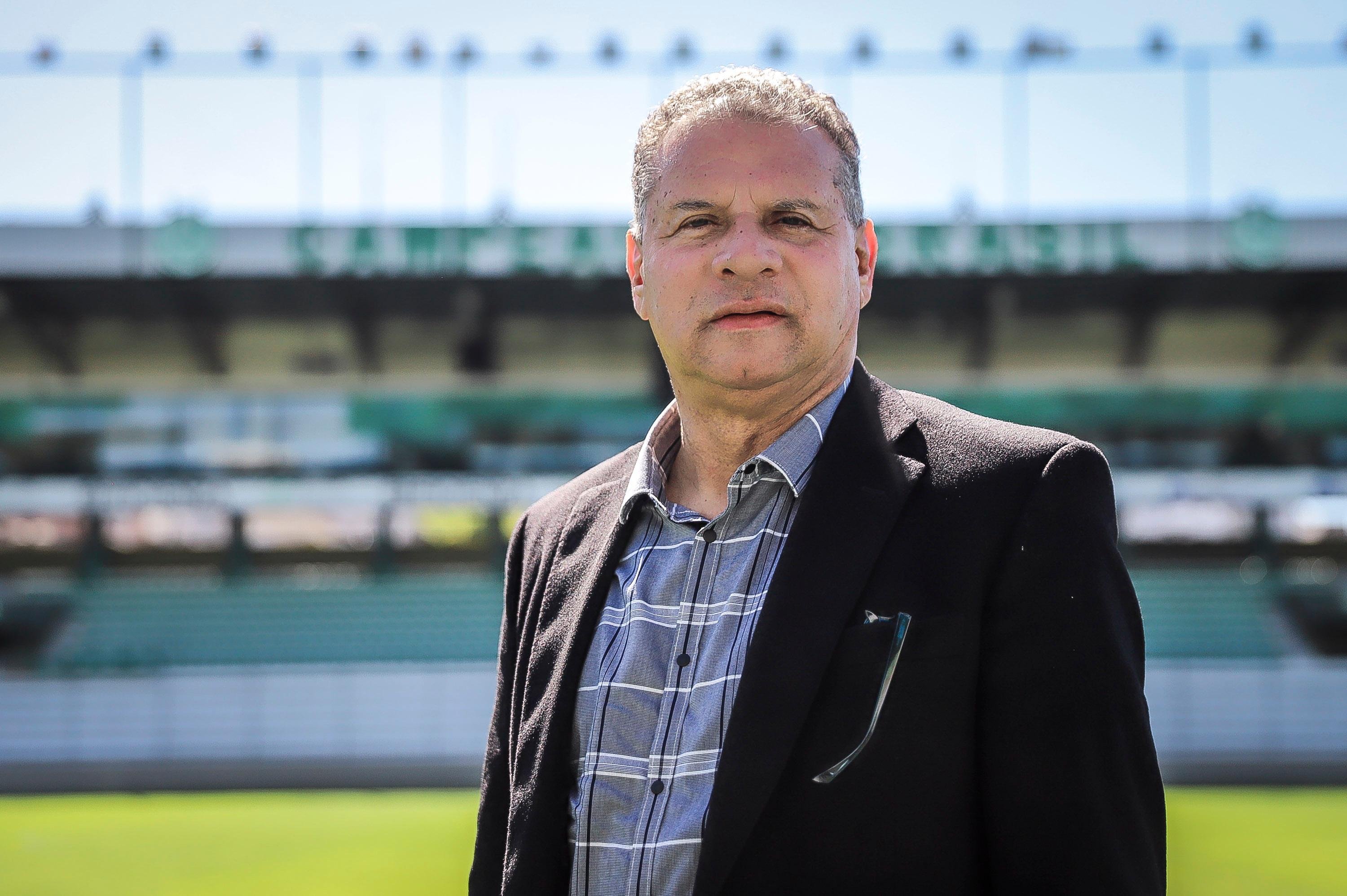 Celso Roth ser&aacute; apresentado neste s&aacute;bado