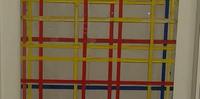 Não é a primeira vez que acontece com obras abstratas, mas, no caso de Mondrian, excepcional exemplo de harmonia e ordem na história da arte, chama a atenção a instalação errada