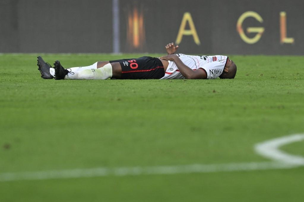 Fernandinho desabou no gramado ap&oacute;s o final da partida