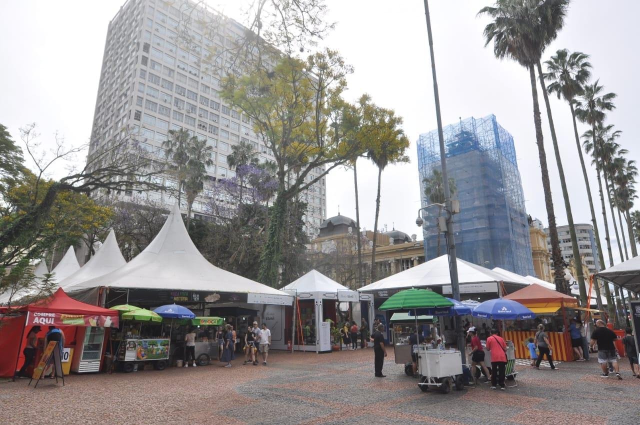 P&uacute;blico na Pra&ccedil;a da Alf&acirc;ndega foi menor do que o usual neste domingo