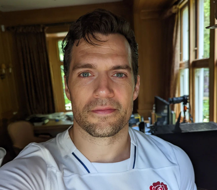 O ator Henry Cavill, Lobo Branco da s&eacute;rie "The Witcher", anuncia por meio de um post no Instagram que deixar&aacute; o elenco da s&eacute;rie