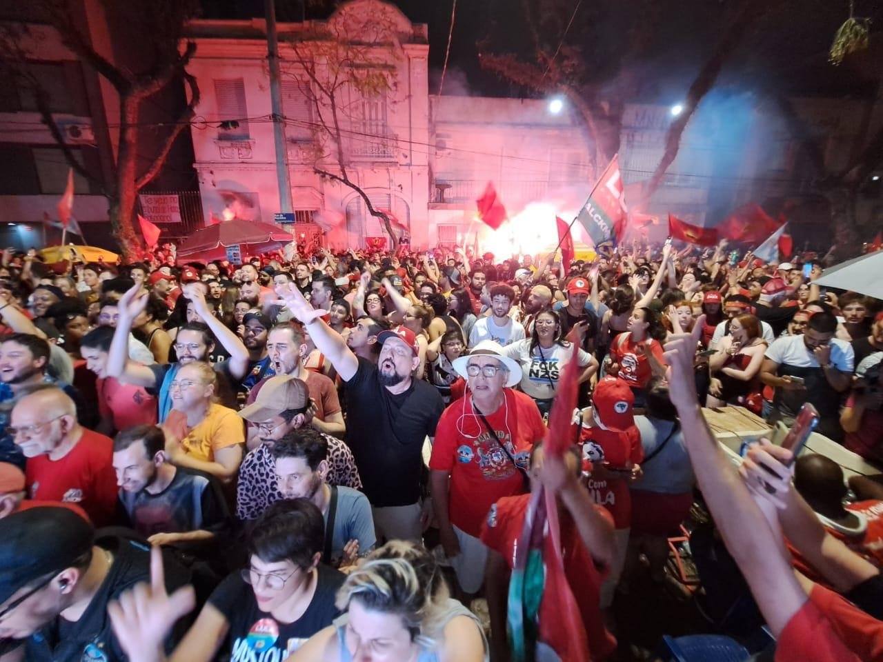 Centenas de pessoas acompanharam a apura&ccedil;&atilde;o das urnas no bairro de Porto Alegre