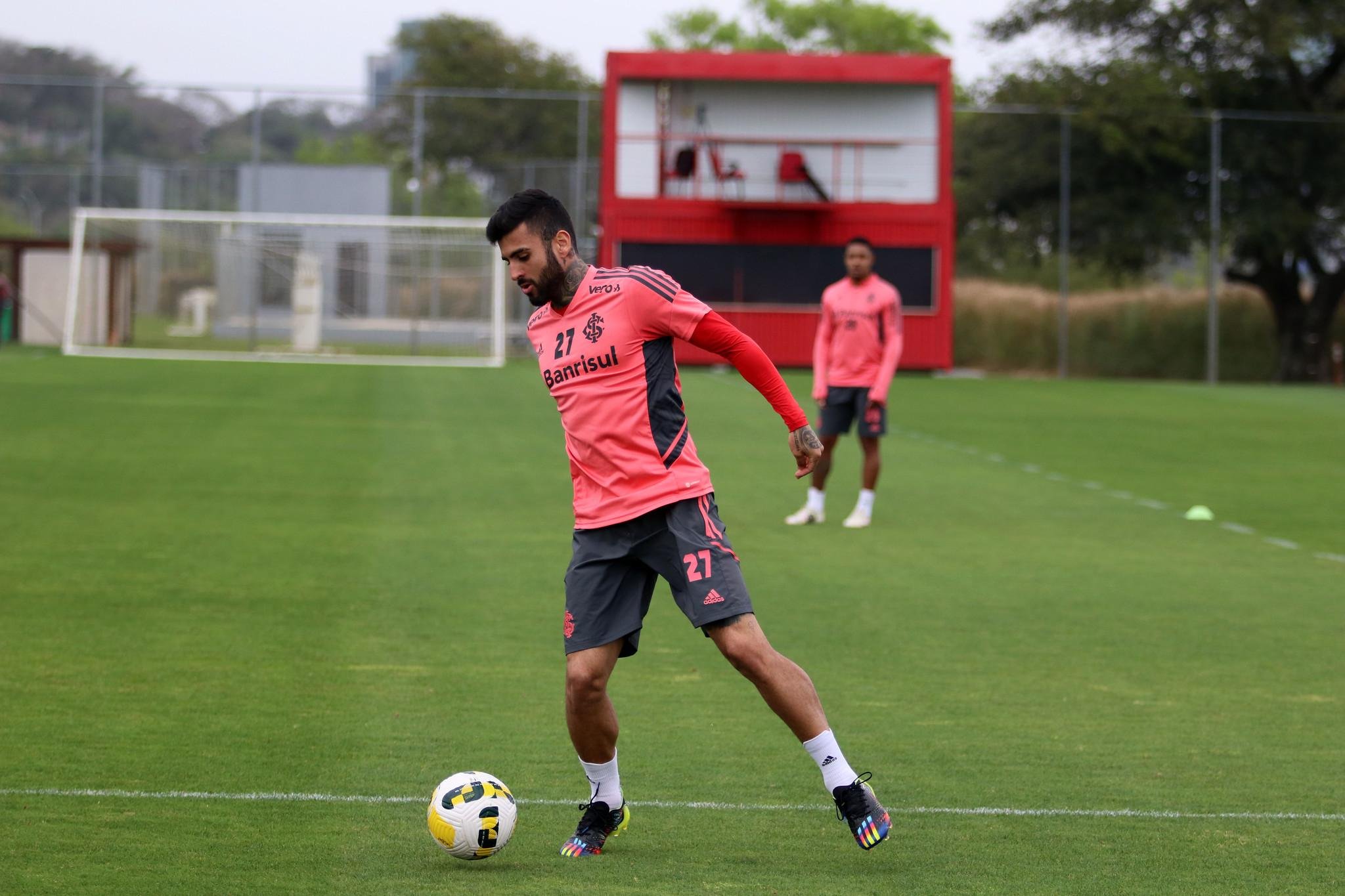 Liziero levou uma pancada no joelho direito