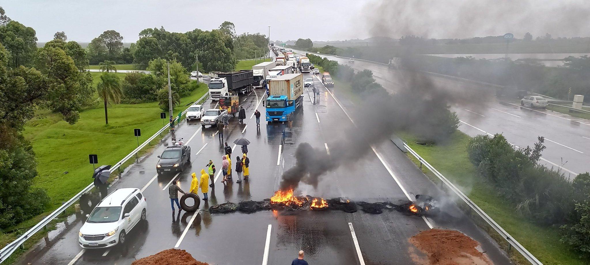 Ato ocorreu em meio a negocia&ccedil;&otilde;es entre caminhoneiros e a PRF para liberar vias federais