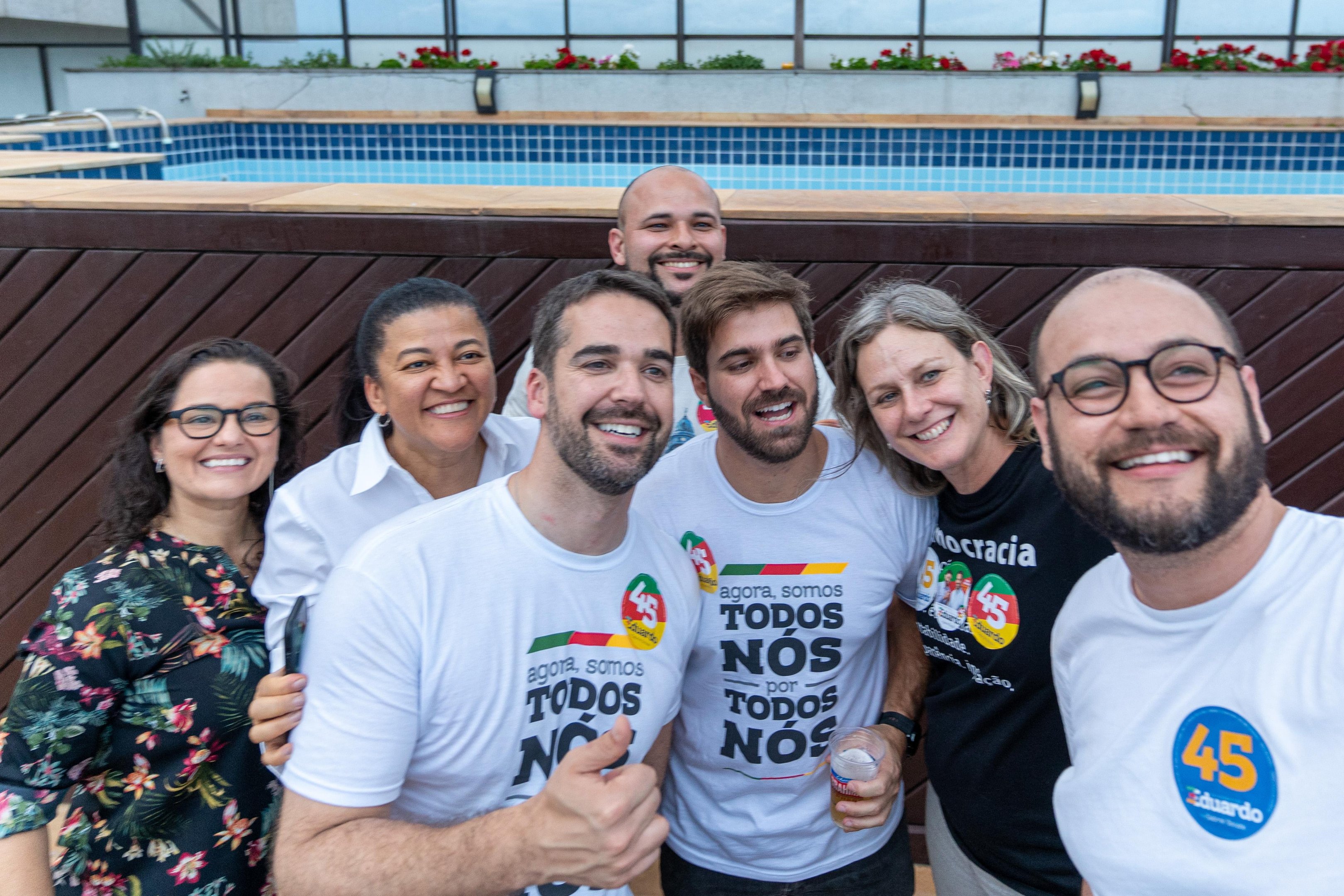 Ao lado de Leite,  o pediatra Thalis Bolzan, seu companheiro, e a prefeita de Pelotas, Paula Mascarenhas (PSDB)