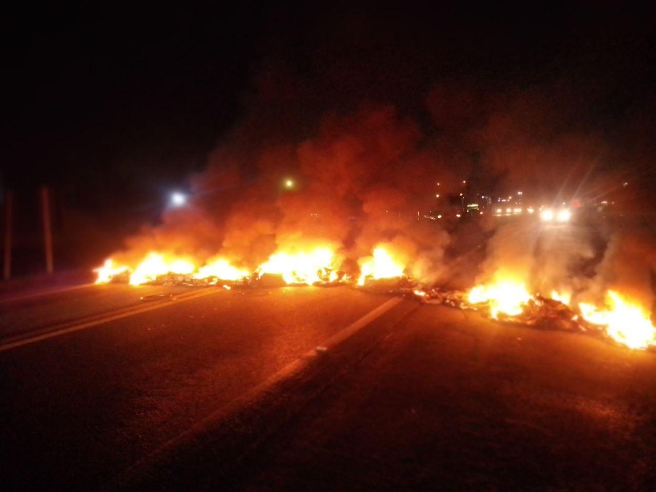 Bloqueio total com pneus em chamas na RSC 287, Km 78, em Ven&acirc;ncio Aires