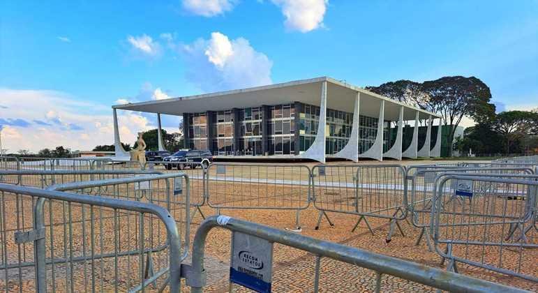Barreiras foram colocadas na Pra&ccedil;a dos Tr&ecirc;s Poderes para impedir acesso ao pr&eacute;dio do STF