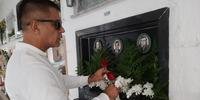 Eduardo Almeida tem por tradição enfeitar o túmulo da família para o Dia de Finados