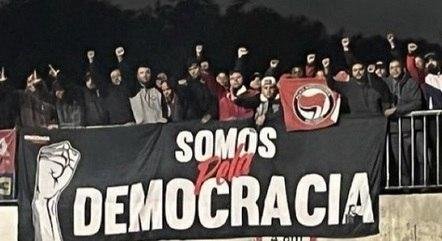 Nas grava&ccedil;&otilde;es, a torcida entoa gritos de "democracia"