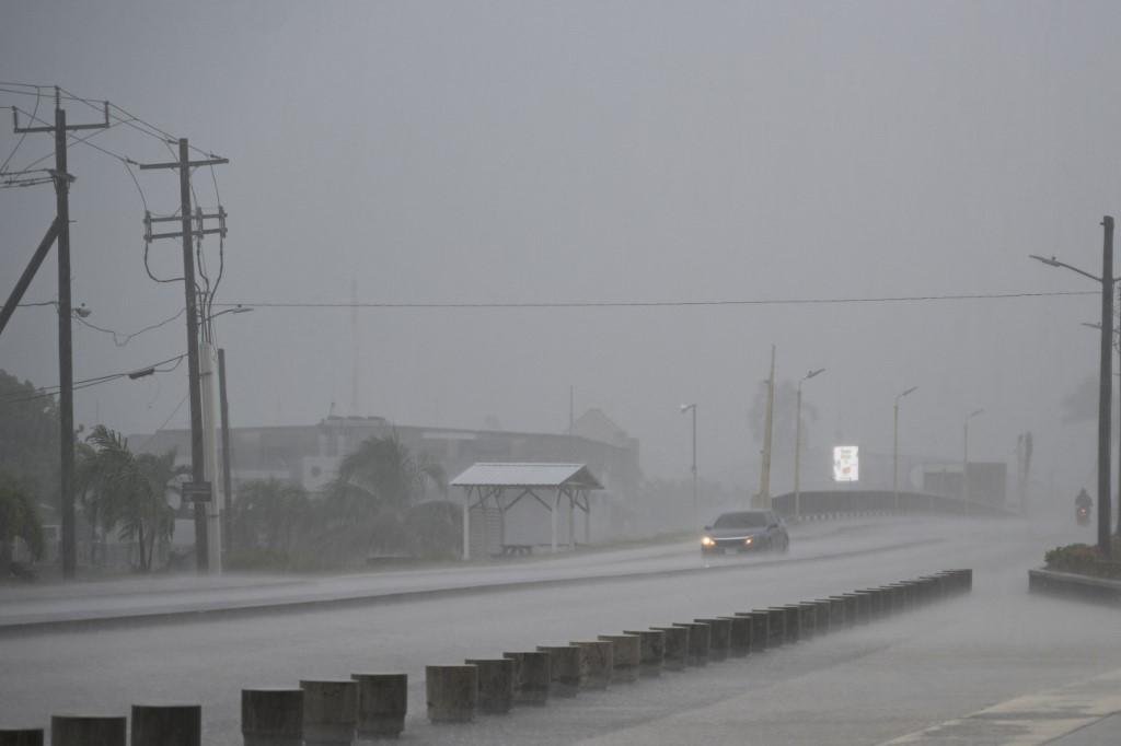 Furac&atilde;o de categoria 1 registrou ventos de 130 km/h