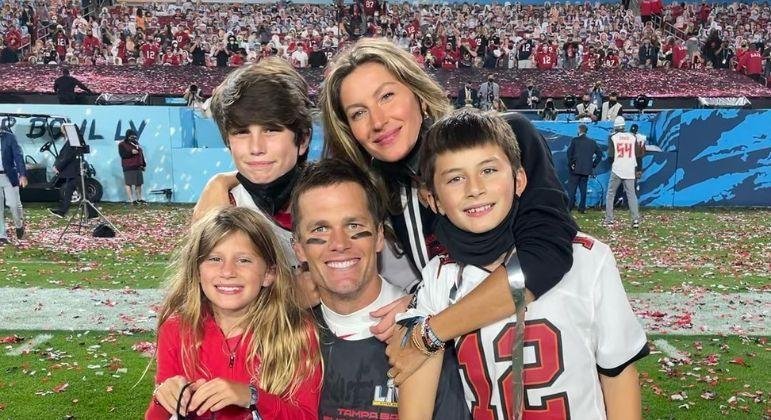 Tom Brady teve dois filhos com Gisele B&uuml;ndchen e um antes do casamento com a modelo