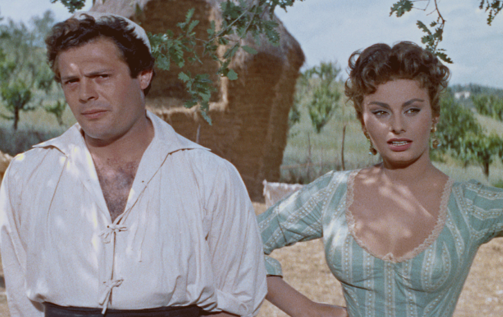 Marcello Mastroianni e Sofia Loren contracenam no filme "A Bela Moleira" (1955)