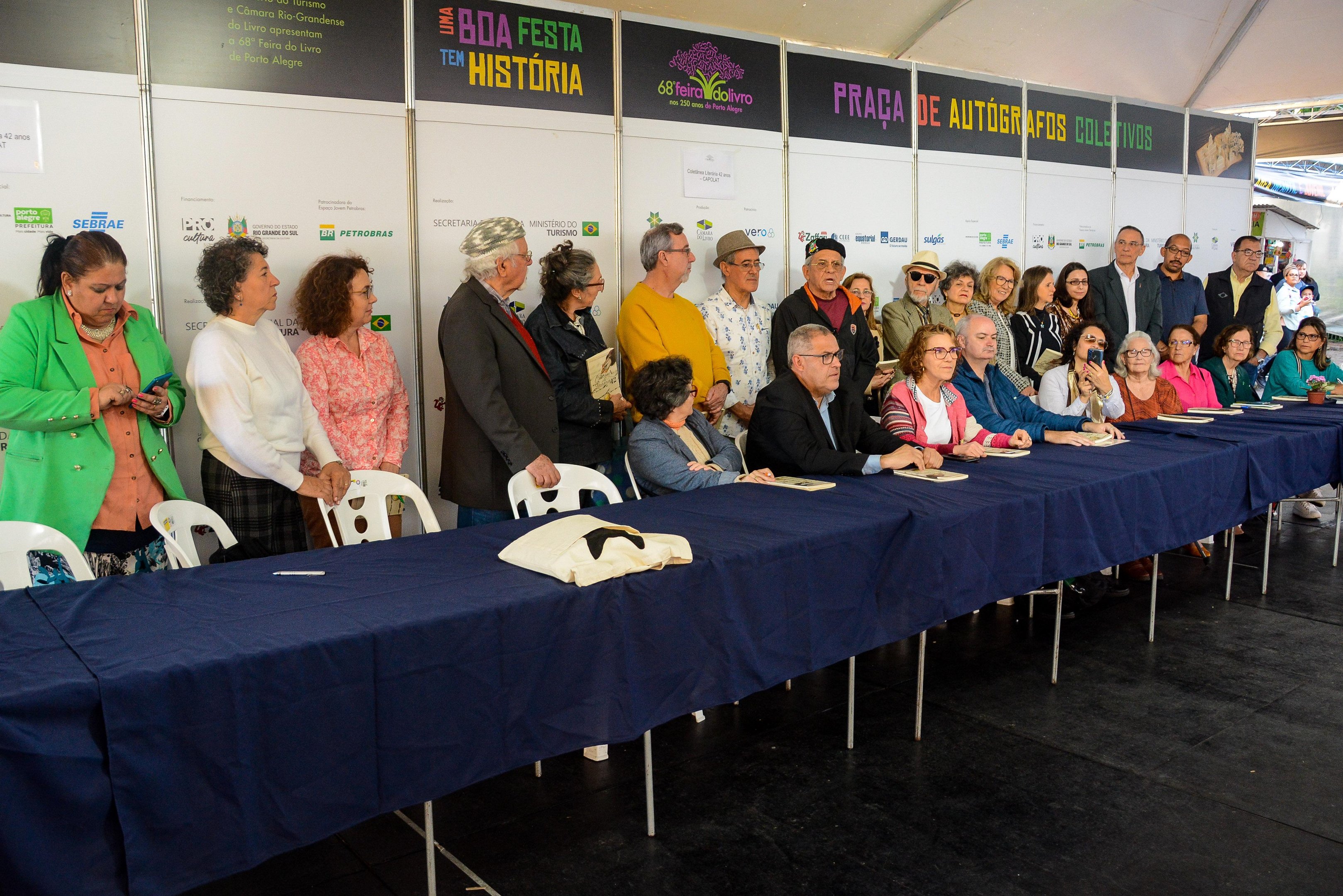 Sess&atilde;o de aut&oacute;grafos coletiva da "Colet&acirc;nea Liter&aacute;ria" da Casa do Poeta Latino-Americano