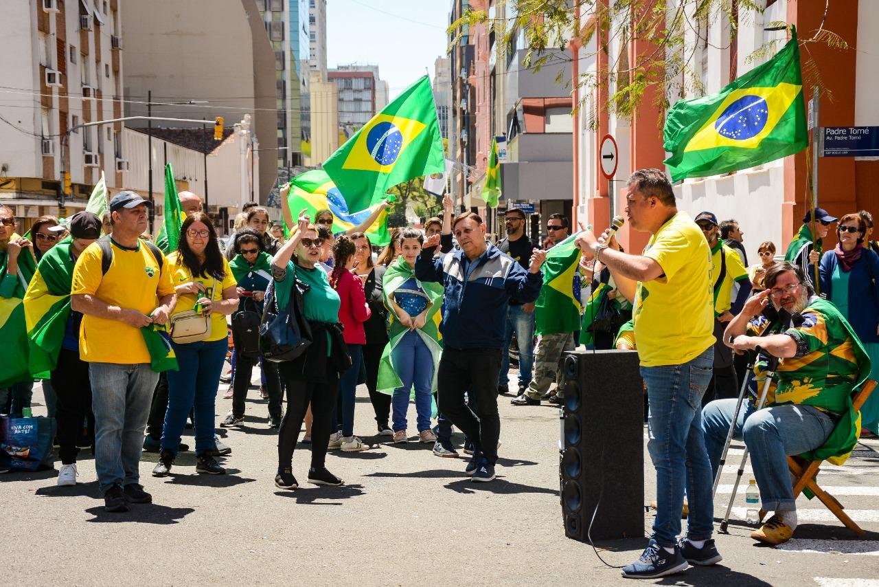 Manifestantes trouxeram caixas de som e trazem faixas e bandeiras do Brasil