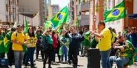 Manifestantes trouxeram caixas de som e trazem faixas e bandeiras do Brasil