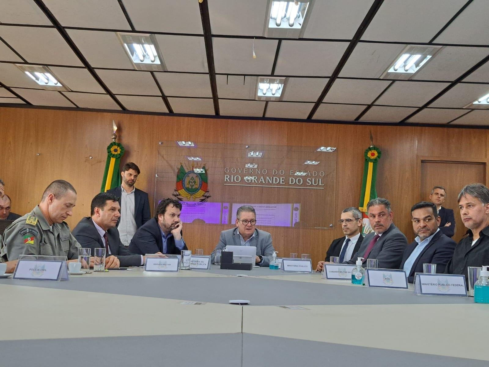 Governador liderando gabinete de crise