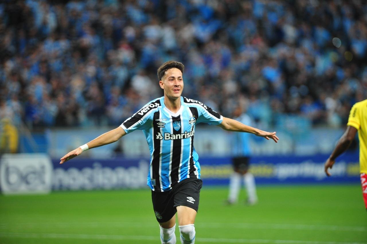 Jovem marcou dois gols na noite desta quinta-feira
