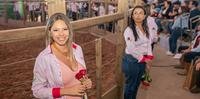 Uma rosa vermelha foi entregue para cada uma das mulheres presentes a Arena de Remates do Sindicato de Lavras do Sul