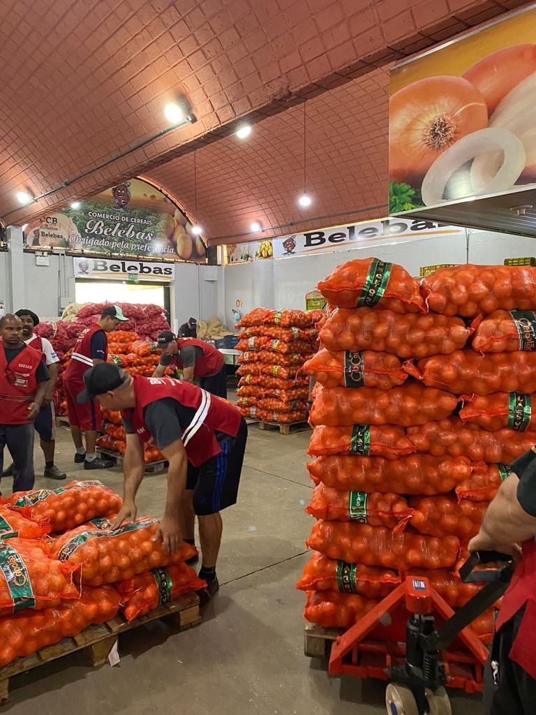 Hortigranjeiros como o tomate chegaram a faltar na quinta-feira, quando apenas um caminh&atilde;o descarregou na Ceasa ga&uacute;cha