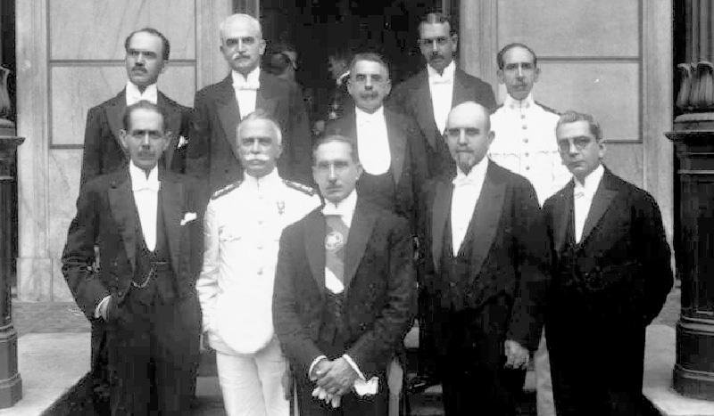 O presidente eleito Arthur Bernardes com os seus futuros ministros.