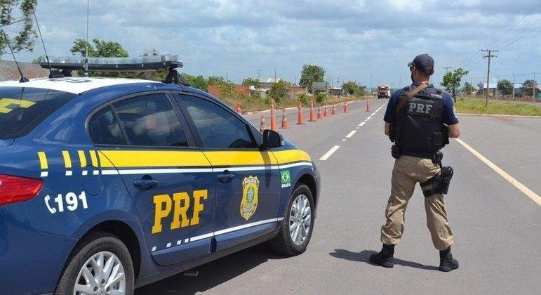 Viatura e agente da Pol&iacute;cia Rodovi&aacute;ria Federal em rodovia