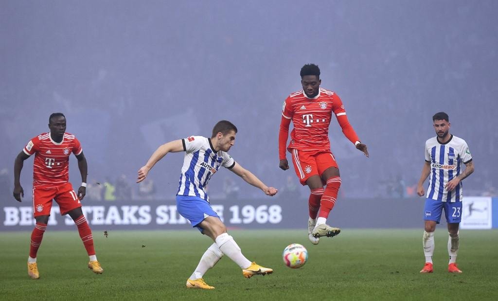 Alphonso Davies vira d&uacute;vida para o Mundial do Catar