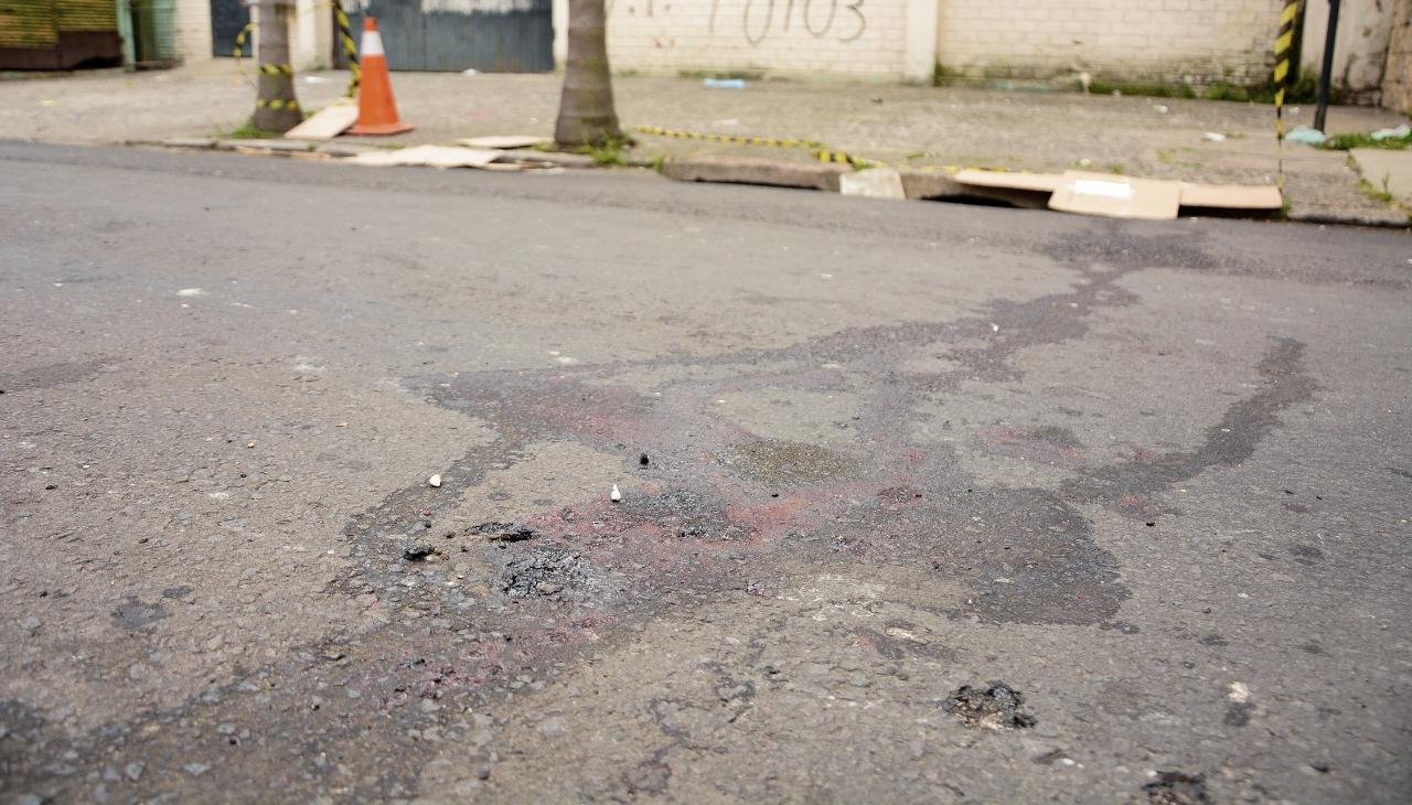 V&iacute;tima foi baleada na rua Gaspar Martins
