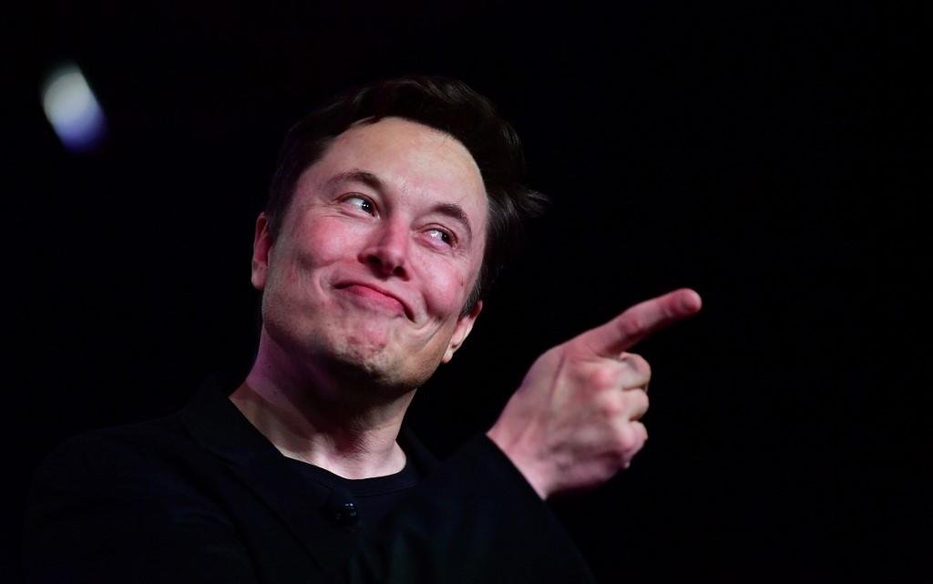 Ap&oacute;s confirmar compra da rede social, Elon Musk demitiu cerca da metade da equipe