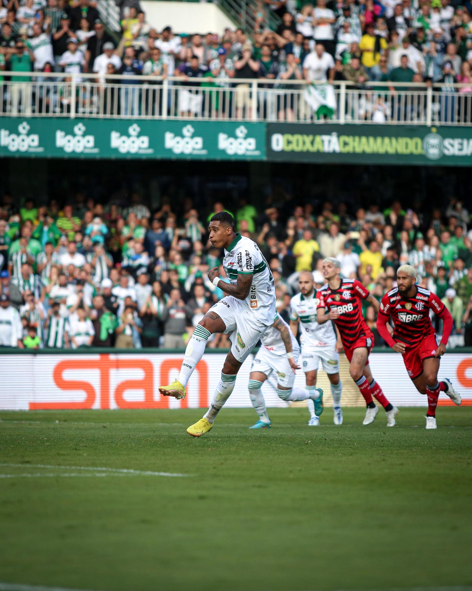 Alef Manga, de p&ecirc;nalti no segundo tempo, marcou o gol que salvou o Coxa da s&eacute;rie B
