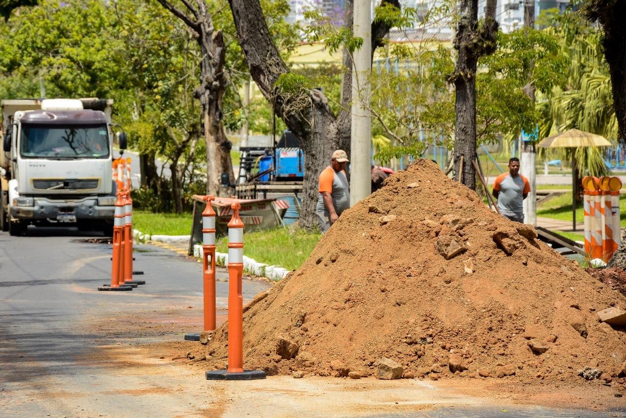Terceirizados do Dmae trabalhavam na retirada de material na manh&atilde; desta segunda