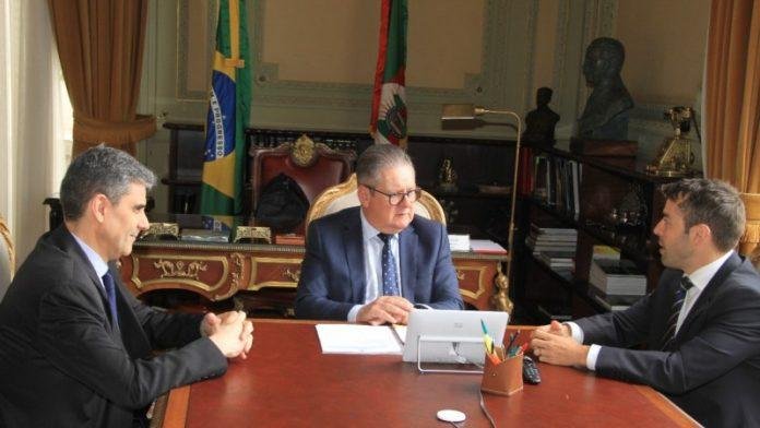 Governador Ranolfo e secret&aacute;rio Busatto com o novo adjunto, Carlos M&aacute;rio Lima de Souza (E), no Piratini