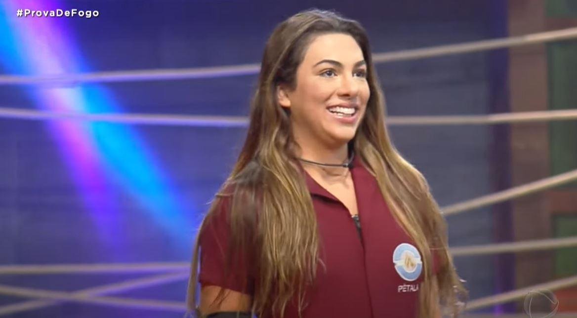 Com a ajuda de Deolane e Iran, P&eacute;tala levou a melhor e venceu a Prova de Fogo