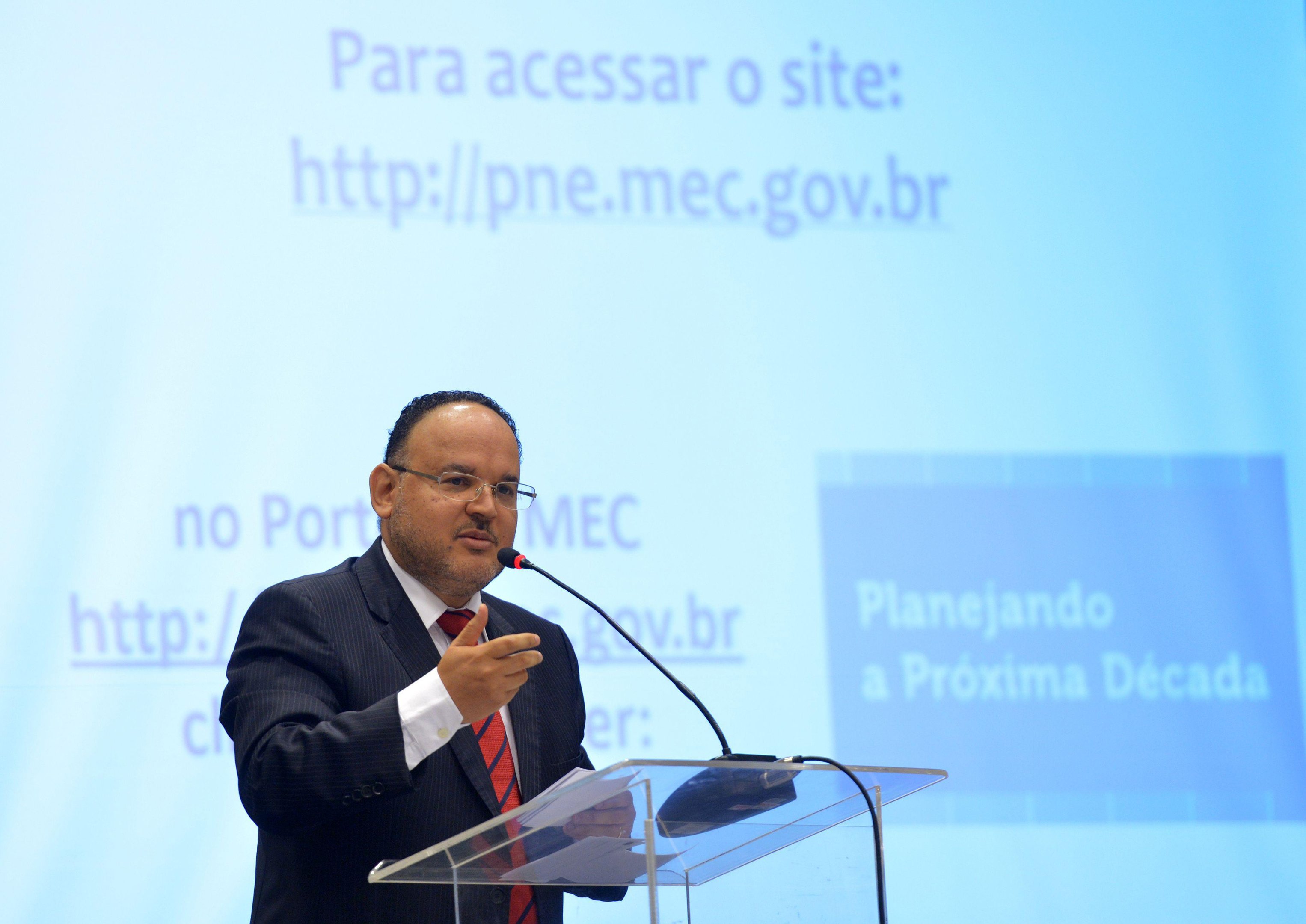 Paim foi secret&aacute;rio-executivo do Minist&eacute;rio da Educa&ccedil;&atilde;o (MEC) e presidiu o Fundo Nacional para o Desenvolvimento da Educa&ccedil;&atilde;o (FNDE)