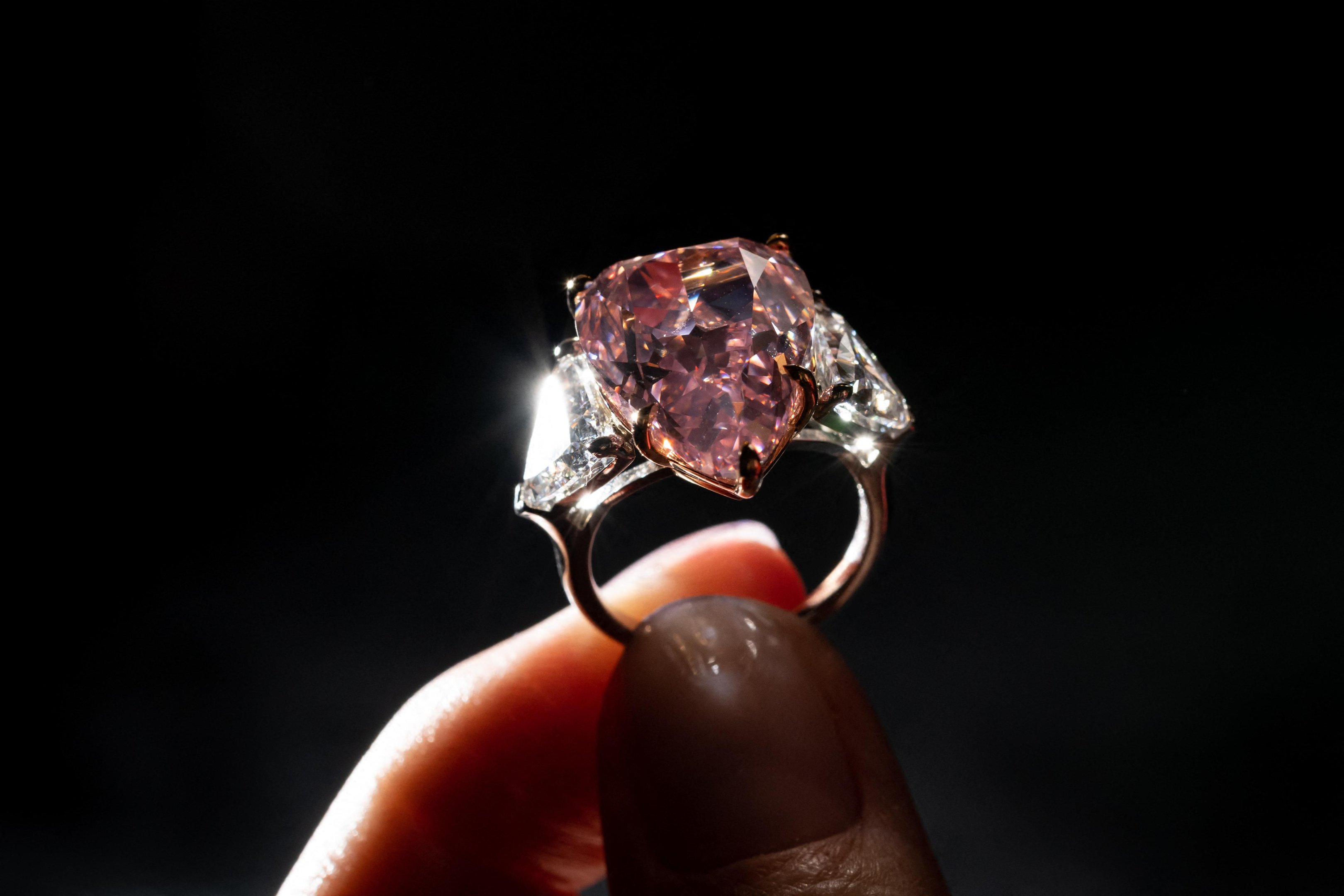 "Fortune Pink": a gema &eacute; o maior diamante em forma de pera neste tom de rosa que j&aacute; foi leiloado, informou a casa de leil&otilde;es Christie's