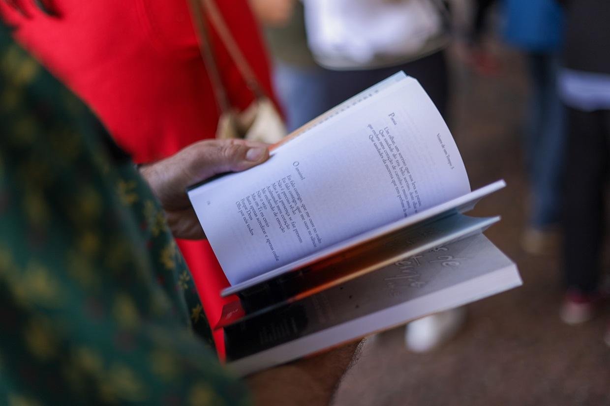 Livro "Vozes de um Tempo" com autores apenados teve sess&atilde;o de aut&oacute;grafos na tarde desta ter&ccedil;a-feira