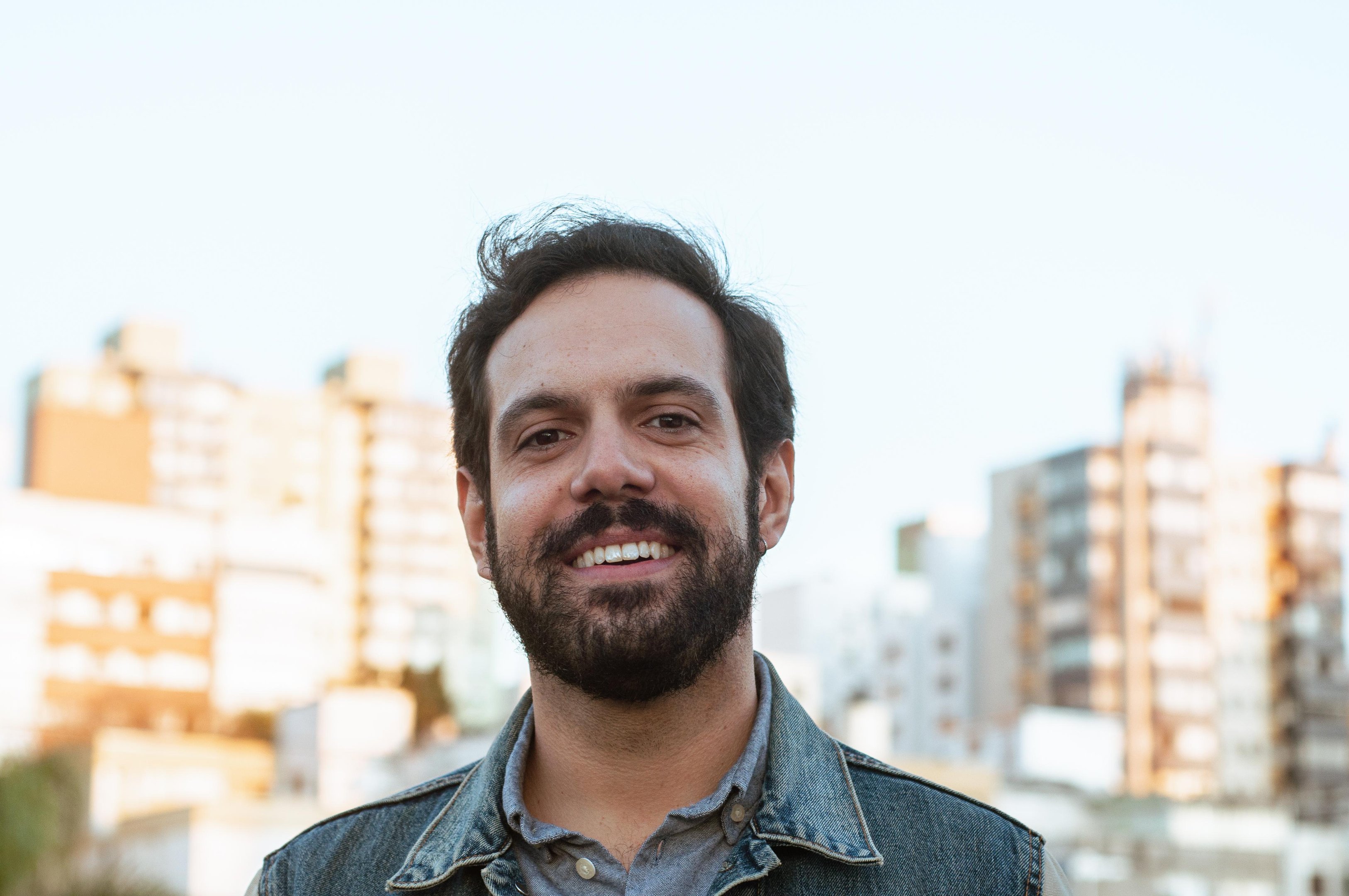 Matheus Noronha circula por g&ecirc;neros musicais como a Milonga, o Folk e o Indie.