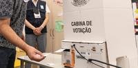 Urna eletrônica durante procedimentos eleitorais