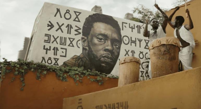 Mural em homenagem ao rei T'Challa (Chadwick Boseman) em 'Pantera Negra: Wakanda Para Sempre"