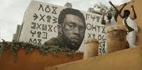 Mural em homenagem ao rei T'Challa (Chadwick Boseman) em 'Pantera Negra: Wakanda Para Sempre