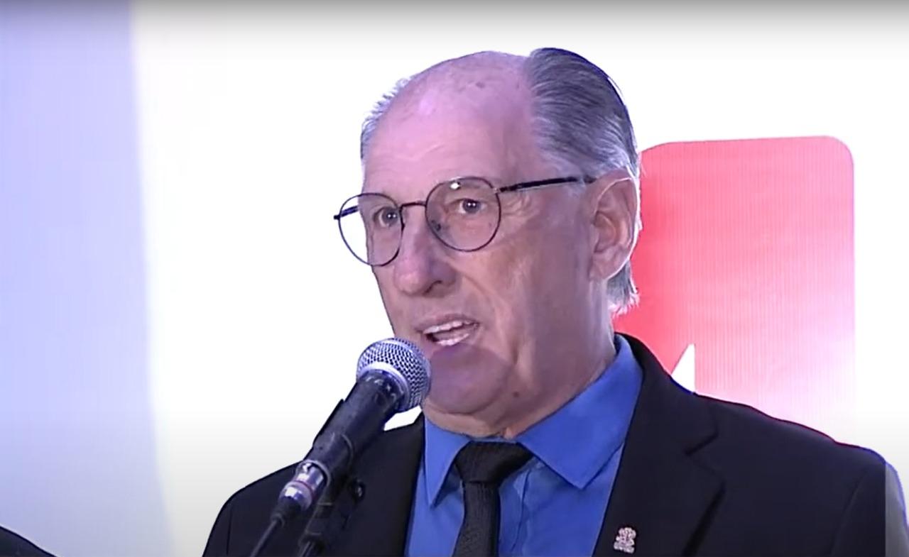 O presidente da Feapaes-RS, Afonso Toqueto,  apresenta o site Clique Amor Apae