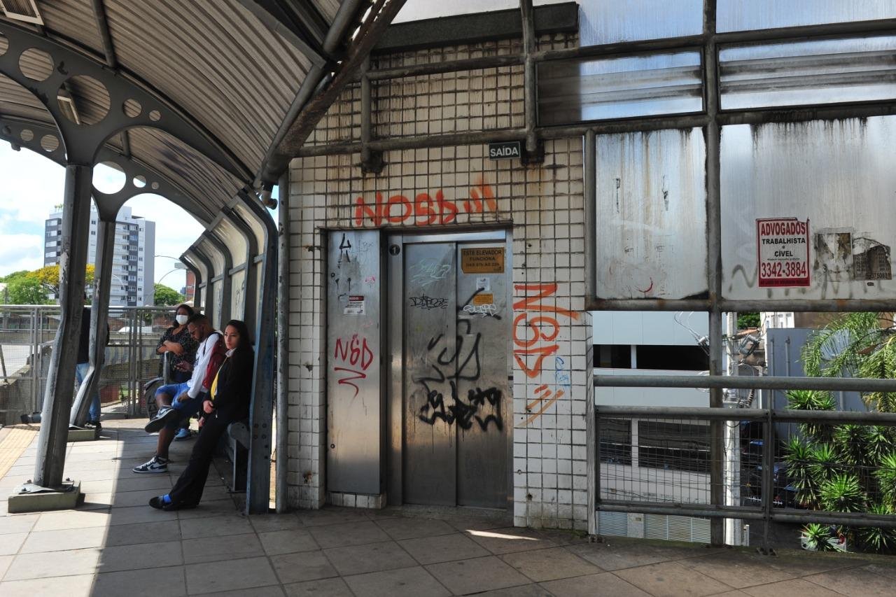 Elevador e parede com picha&ccedil;&otilde;es no terminal do Viaduto Jos&eacute; Eduardo Utzig, no bairro S&atilde;o Jo&atilde;o