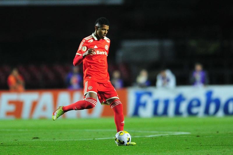 Matheus Dias renovou contrato com o Inter