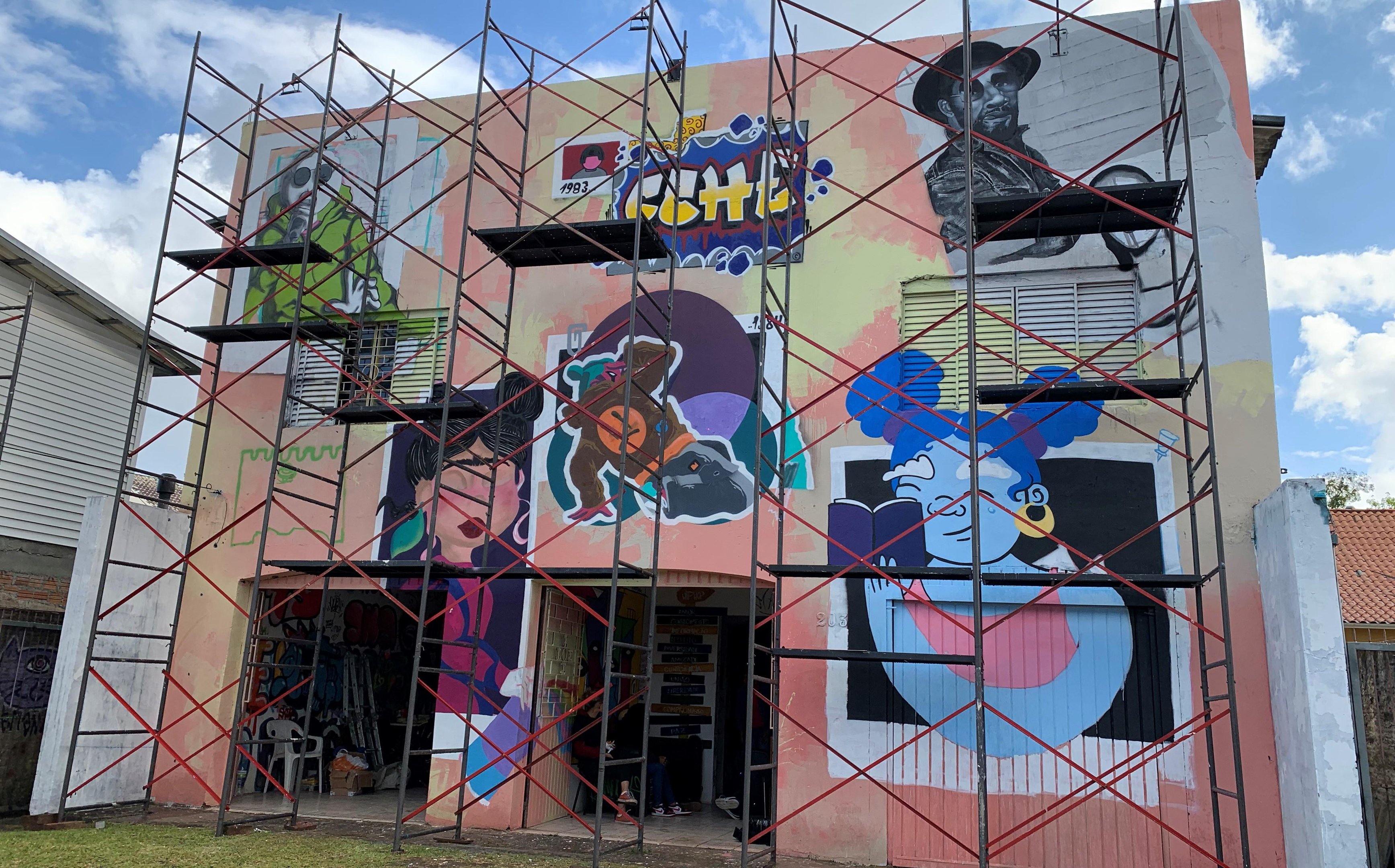 A nova fachada da Casa do Hip Hop, em constru&ccedil;&atilde;o pelos grafiteiros Ariel Lexist&atilde;o, Lisiart, Busione, Skilo e Reis e projeto de Marcinha Dark