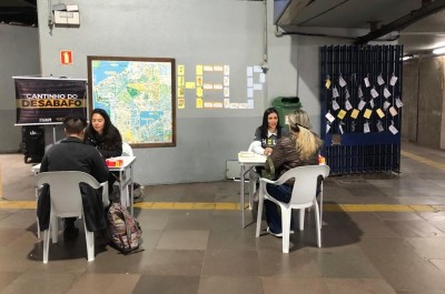 Volunt&aacute;rios do projeto ir&atilde;o distribuir aos usu&aacute;rios do metr&ocirc; cartas com mensagens motivacionais