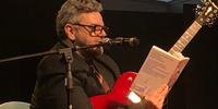 Frank Jorge intercala músicas e poesias em sua apresentação na 68ª Feira do Livro de Porto Alegre