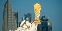 O mascote La'eeb com a taça da Copa do Mundo